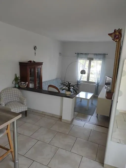 Joli Appartement Avec Cour Prive A 5 Minutes A Pied De La Plage Sanary-sur-Mer Apartment