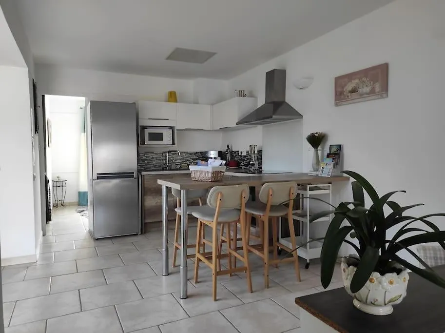Apartment Joli Appartement Avec Cour Prive A 5 Minutes A Pied De La Plage Sanary-sur-Mer